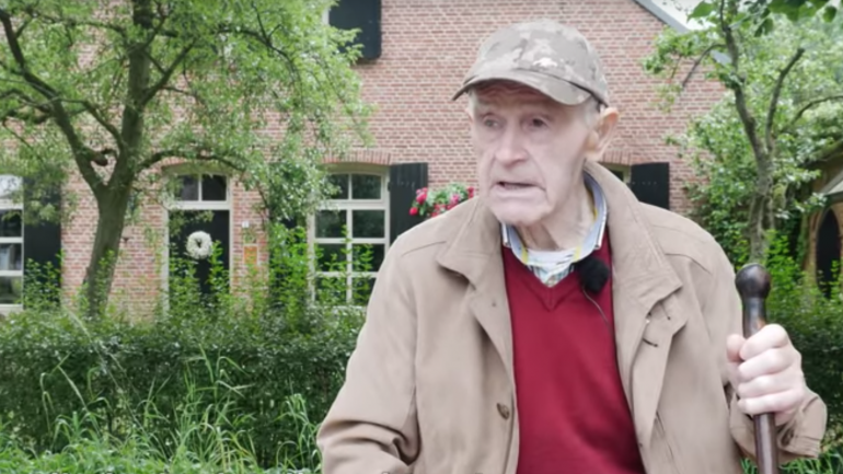 Neel Oonincx vindt een dode soldaat in een sloot vlak bij zijn huis.